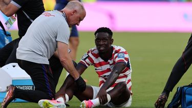 epa13079247 Folarin Balogun of USA (C) receives medical attention during the FIFA World Cup 2026 Round of 32 match USA against Bosnia and Herzegovina, in San Francisco, Califronia, USA, 01 July 2026.  EPA/BENJAMIN FANJOY