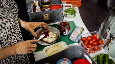 HEEMSKERK - Kinderen krijgen op een basisschool een gratis ontbijt. Op vijfhonderd basisscholen wordt een schoolontbijt aangeboden om te voorkomen dat kinderen met een lege maag beginnen aan de schooldag omdat hun ouders krap bij kas zitten vanwege de inflatie en hoge energieprijzen. ANP REMKO DE WAAL ontbijt overslaan gezond tips