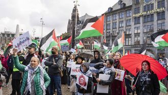 AMSTERDAM - Demonstranten tijdens een nationaal protest op de Dam als afsluiting van de landelijke actieweek voor sancties tegen Israël. Volgens diverse actiegroepen gaat, ondanks het 'staakt-het-vuren', de genocide op het Palestijnse volk onverminderd door. KOEN VAN WEEL / ANP