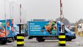 AMSTERDAM - Bestelbusjes bij een distributiecentrum van Albert Heijn. Door een cyberincident bij moederbedrijf Ahold Delhaize liggen werkzaamheden in verschillende distributiecentra noodgedwongen stil. RAMON VAN FLYMEN / ANP