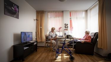 Foto van twee ouderen in een verzorgingstehuis