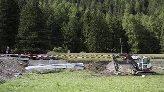 epa13231343 A view of the scene of an accident involving a Dutch travel coach in Susch, Canton of Grisons, Switzerland, 11 September 2026. Five people died and several others were injured in a tour bus crashed on the road between Susch and Zernez in the Engadin Valley on 10 September, according to a statement released by the Grisons cantonal police.  EPA/MICHAEL SCHMID