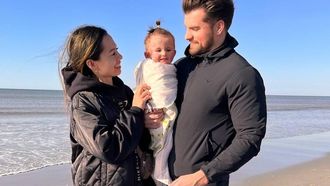 Mira (1) kan door zeldzame jeukziekte nauwelijks kind zijn: ouders hopen op redding op Bali