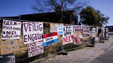 ENGELEN - Protestborden tegen de komst van een asielzoekerscentrum. In de Brabantse dorpen Engelen en Bokhoven wordt extra gesurveilleerd, nadat daar meerdere woningen waren beklad met teksten tegen asielopvang. ROBIN VAN LONKHUIJSEN / ANP