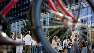 AMSTERDAM - Studenten staan in de rij om zich aan te melden voor de Intreeweek, de introductieweek voor de nieuwe lichting bachelorstudenten aan de Universiteit van Amsterdam (UvA). ANP KOEN VAN WEEL