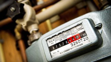 EGMOND AAN ZEE - Een gasmeter in een woning. Volgens de Autoriteit Consument & Markt zijn huishoudens volgend jaar gemiddeld 25 euro minder kwijt aan hun energierekening. Dit komt doordat netbeheerders volgend jaar minder hoge tarieven voor het transport en de aansluiting van gas en elektriciteit mogen rekenen. ANP KOEN VAN WEEL