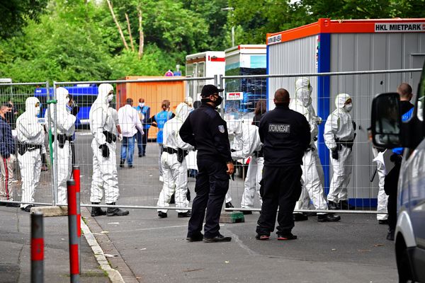 Een foto van politie bij de quarantaineflat in Duitsland