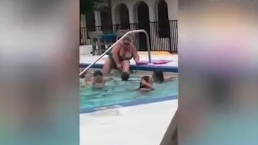 Video: Vrouw scheert benen in openbaar zwembad