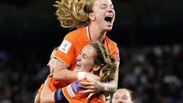 AUXERRE - (l-r) Lynn Wilms of Nederland, Wieke Kaptein of Nederland vieren de 1-1 tijdens de WK-Kwalificatiewedstrijd tussen Frankrijk (v) en Nederland (v) in Stade Abbé-Deschamps op 18 april 2026 in Auxerre, Frankrijk. TOBIAS KLEUVER / ANP