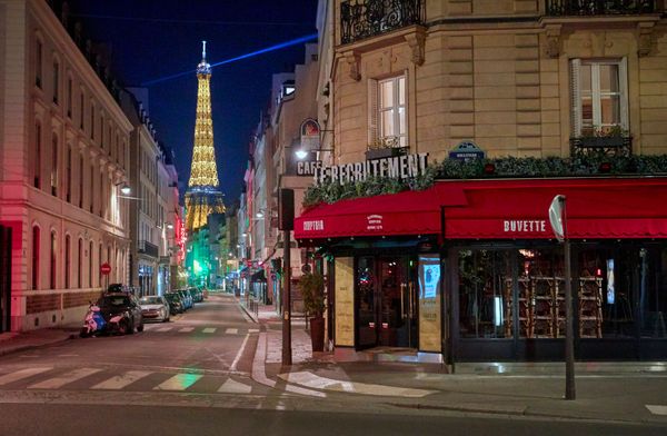 Een foto van Parijs in coronatijd: lege straten