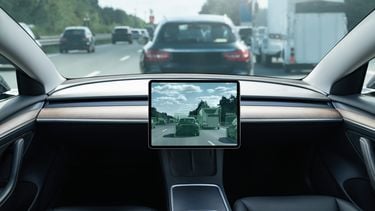 Dronken man stapt na 8 glazen alcohol op passagiersstoel en laat auto zelf naar huis rijden