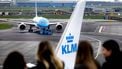 SCHIPHOL - KLM vliegtuigen op Schiphol. KLM heeft volgens de rechter met diverse groene claims in reclames consumenten misleid door in het verleden 