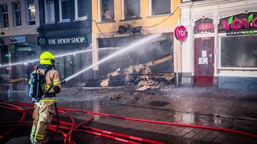 ARNHEM - Brandweerlieden bestrijden in het centrum van Arnhem een zeer grote brand. Een woordvoerder van de brandweer meldt dat er ongeveer tien oude panden in brand staan. Er is een NL-Alert verstuurd, het vermoeden is dat er asbest is vrijgekomen. Het betreft onder meer winkelpanden met daarboven woningen. ANP PERSBUREAU HEITINK