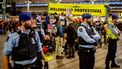 Gearresteerde Greenpeace demonstranten Schiphol weer vrijgelaten
