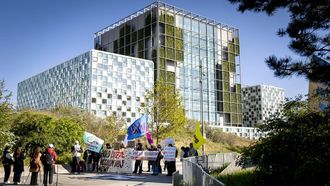 DEN HAAG - Protest voor het Internationaal Strafhof (ICC) voorafgaand aan de uitspraak van het hoger beroep van de verdediging van de Filipijnse ex-president Rodrigo Duterte. De actievoerders verzoeken het ICC haar rechtsbevoegdheid over de zaak Duterte en per omgaande de aanklachten van misdaden tegen de menselijkheid tegen Duterte te bevestigen. De 80-jarige zelf niet in het Strafhof aanwezig, omdat zijn gezondheid te slecht zou zijn. SEM VAN DER WAL / ANP
