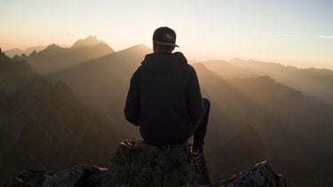 Of je nou onder de Eiffeltoren loopt of in de jungle van Costa Rica: de kans is groot dat je andere Nederlanders tegenkomt. Landgenoten treffen we overal en we herkennen ze ook direct. Dat komt mede door een bepaald kledingstuk.