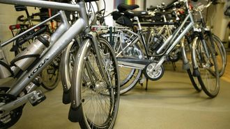 PIJNACKER - De showroom van fietsspecialist Verbakel in Pijnacker met onder andere fietsen van het merk Koga-Miyata. Accell profiteert van het warme zomerweer. De afgelopen weken vonden de merken Batavus, Koga-Miyata en Sparta van de fabrikant uit Heerenveen gretig aftrek. ANP PHOTO TJAPKO DE HEUS