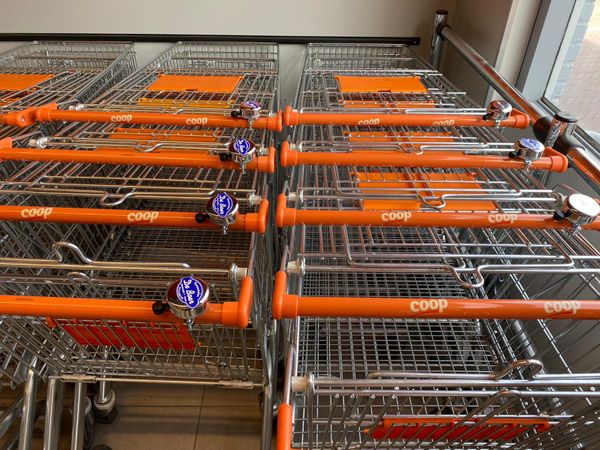Supermarkt plaatst fietsbel op winkelkar, 'zo kan de afstand worden bewaard'