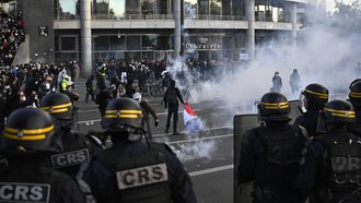 French Republican Security Corps (CRS - Compagnies Republicaines de Securite) police officers face protesters during a demonstration of high-school students at Place de la Bastille, in Paris, on October 8, 2026, as part of a nationwide protest movement over learning conditions. Since late September, pupils have barred the entrances to hundreds of schools, complaining of teacher absences, overloaded timetables, dilapidated classrooms and buildings ill-adapted to rising temperatures, among other grievances.
JULIEN DE ROSA / AFP