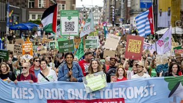 AMSTERDAM - Deelnemers tijdens de klimaatmars in aanloop naar Prinsjesdag. Verschillende organisaties willen met het protest meer druk op het kabinet-Jetten zetten om fossiele brandstoffen in te ruilen voor hernieuwbare bronnen. KOEN VAN WEEL / ANP