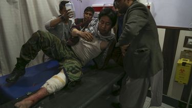 Op deze foto is een man op een ziekenhuisbed in Kabul te zien.