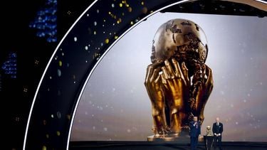 WASHINGTON - President Donald Trump ontvangt de vredesprijs van de FIFA uit handen van FIFA-voorzitter Gianni Infantino tijdens de loting voor het WK voetbal in 2026 in de Verenigde Staten. ANP KOEN VAN WEEL