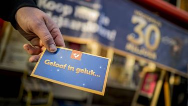 ILLUSTRATIE - Klanten van een sigarenwinkel kopen een oudejaarslot daags voor oudjaarsdag. Inwoners van Enschede bereiden zich voor op de jaarwisseling. ANP EMIEL MUIJDERMAN