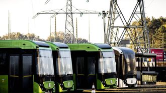 VENRAY - Elektrische bussen op terrein van het noodlijdende Ebusco. De bussenfabrikant treft maatregelen om zich te behoeden voor een faillissement. In Nederland blijft er één productielocatie over, omdat de vestigingen in Deurne en Venray worden samengevoegd. De eerste mensen zijn ontslagen en uiteindelijk moet er jaarlijks 30 miljoen euro worden bespaard. ANP ROB ENGELAAR
