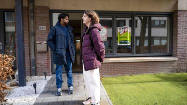 DEN HAAG - Woningzoekers bekijken een woning tijdens Open Huizen Dag van makelaarsorganisatie NVM. Op de open dag nodigen de eigenaren van te koop staande huizen geïnteresseerden uit om hun woning te bezichtigen. LINA SELG / ANP