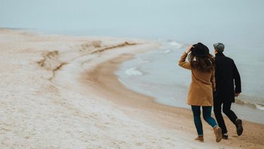 stel loopt op het strand