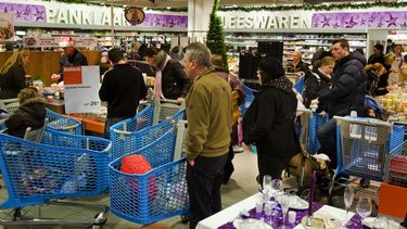 Klanten van supermarkt Albert Heijn tijdens de kerstdagen. 