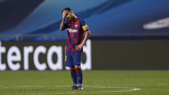Een foto van Lionel Messi met de hand voor het gezicht