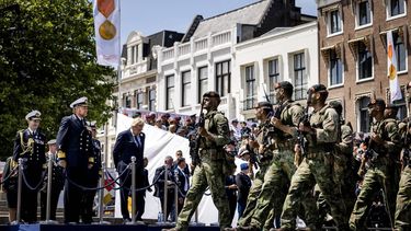 DEN HAAG - Koning Willem Alexander tijdens het Nationaal Defilé aan de Kneuterdijk. Tijdens dit eerbetoon wordt stil gestaan aan de ruim 100.000 Nederlandse veteranen die zich sinds de Tweede Wereldoorlog hebben ingezet voor vrede. ANP REMKO DE WAAL