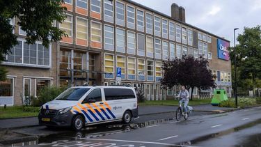 BEVERWIJK - Politie bij het Castor College, een van de middelbare scholen die gesloten blijft om veiligheidsredenen. Door onrust op sociale media onder jongeren blijven middelbare scholen in Beverwijk en Heemskerk gesloten. Ook werd een noodbevel afgegeven voor een groot deel van Beverwijk. ANP MICHEL VAN BERGEN