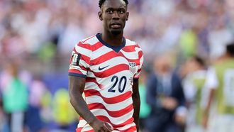 epa13079259 Folarin Balogun of USA leaves the pitch after receiving a red card during the FIFA World Cup 2026 Round of 32 match USA against Bosnia and Herzegovina, in San Francisco, Califronia, USA, 01 July 2026.  EPA/BENJAMIN FANJOY