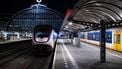 AMSTERDAM - Een leeg perron op treinstation Amsterdam Centraal. Door een staking van ProRail-medewerkers bij de verkeersleidingsposten in Amsterdam en Alkmaar, rijden in heel Noord-Holland geen treinen tijdens de ochtendspits. ANP RAMON VAN FLYMEN