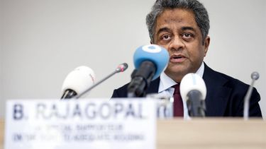 DEN HAAG - De Speciale VN-Rapporteur voor het recht op adequate huisvesting, Balakrishnan Rajagopal, tijdens een persconferentie in het Asser Instituut. De Amerikaan bezocht Nederland om de beschikbaarheid en betaalbaarheid van woningen voor alle bevolkingsgroepen te onderzoeken. ANP KOEN VAN WEEL
