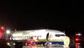 Boeing 737 schiet van landingsbaan in rivier