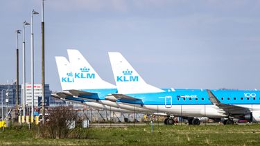 Schiphol gaat 25 vliegtuigen parkeren op landingsbaan