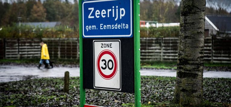 ZEERIJP - Plaatsnaambord van het Groningse dorp Zeerijp, waar een aardbeving met een kracht van 3.4 heeft plaatsgevonden. Het is daarmee de op twee na zwaarste beving ooit in Groningen gemeten. Ondanks de sluiting van het Groningen-gasveld in april 2024 zullen de aardbevingen naar verwachting nog een tijd doorgaan. ANP SIESE VEENSTRA
