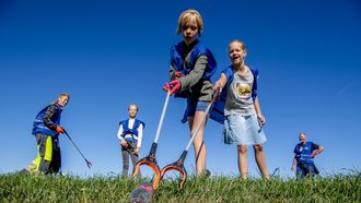 Deelnemers in Zaltbommel tijdens World Cleanup Day rapen zwerfafval. Beeld: ANP