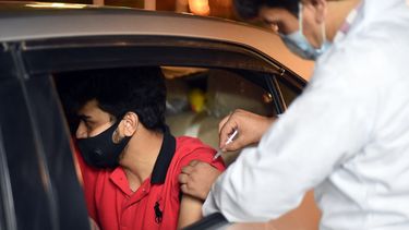 Een man ontvangt een vaccin tegen corona in Pakistan.