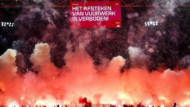 AMSTERDAM - Supportersactie van Ajax supporters ter nagedachtenis van een 29 jarige F-side supporter genaamd Tum tijdens de Nederlandse Eredivisie wedstrijd tussen AFC Ajax en FC Groningen in de Johan Cruijff ArenA op 30 november 2025 in Amsterdam, Nederland. ANP OLAF KRAAK