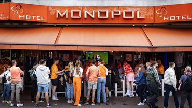 HAMBURG - Oranje fans kijken de wedstrijd van het Nederlands elftal tegen Polen in op Reeperbahn in Hamburg. ANP RAMON VAN FLYMEN