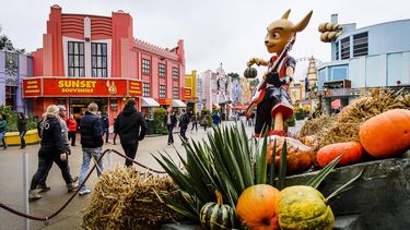 BIDDINGHUIZEN - Bezoekers van Walibi tijdens Fright Nights, een evenement speciaal voor Halloween. ANP REMKO DE WAAL