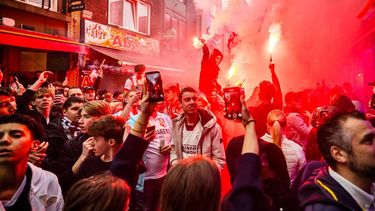 EINDHOVEN - PSV-supporters vieren feest in de binnenstad nadat de Eindhovenaren voor de 27e keer de landstitel hebben gewonnen. Nummer 2 Feyenoord speelde met 0-0 gelijk bij FC Volendam, waardoor PSV met nog vijf speelronden te gaan niet meer kan worden achterhaald. ROB ENGELAAR / ANP