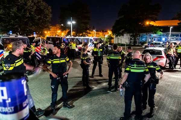 Op deze foto zie je de politie in Helmond nadat een groep van tussen de 100 en 150 jongeren zich heeft misdragen op straat.