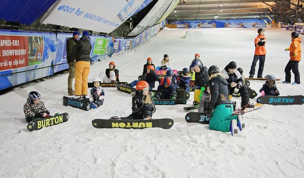 Gehandicapte kids leren skiën en snowboarden