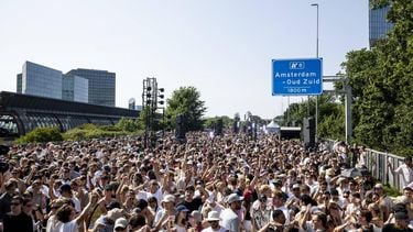 AMSTERDAM - Bezoekers van de Highway rave Op de Ring op de autoloze Ring A10 waar de stad Amsterdam haar 750e verjaardag viert met een groot feest. Het is een van de vele feesten in het jubileumjaar met onder meer muziek, sport, theater en dans. ANP RAMON VAN FLYMEN
