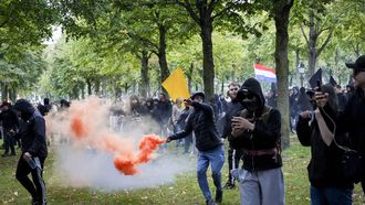 DEN HAAG - Demonstranten tijdens een protest onder de noemer 'Wij Zijn Het Volk' op het Malieveld. LINA SELG / ANP